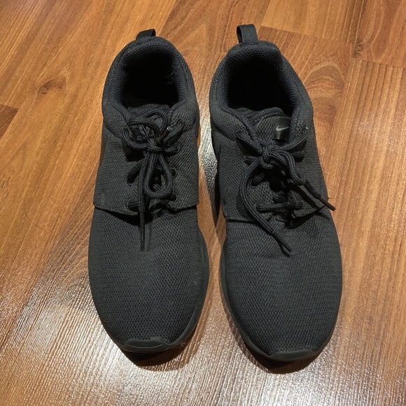 Women’s Nike Roche - Picture 2 of 5